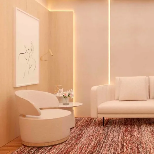 Lounge com sofá, poltrona clara, quadro de traço fino e tapete