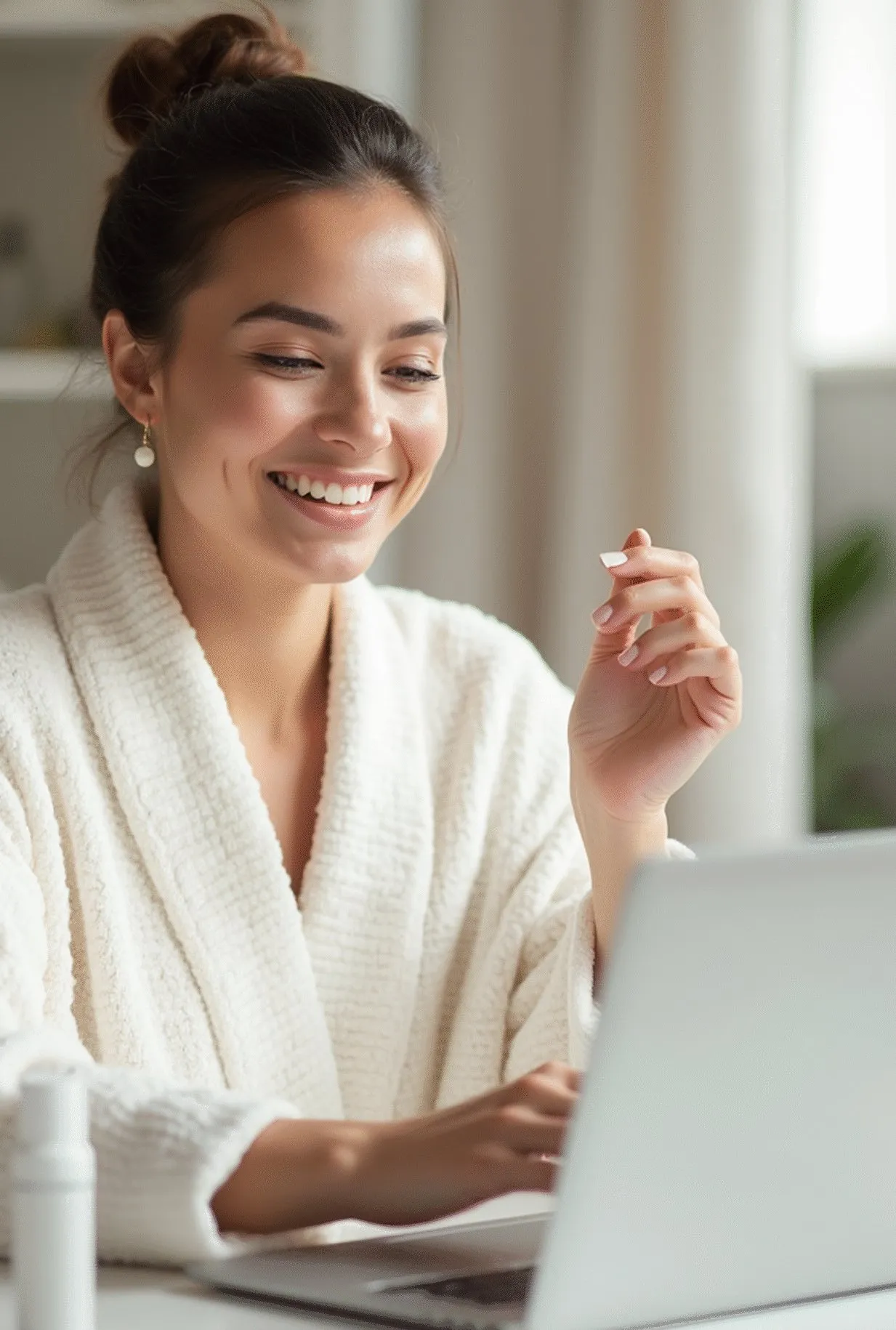 Mulher sorrindo em frente ao notebook, durante uma consulta por vídeo